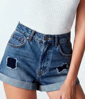 Modelo-short-rotos Short Calvin Klein con Parches - Talla S (27/4)