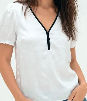 modelo-BLUSA-BLANCA-CON-BORDE copia Blusa Calvin Klein Blanca con Negro en Contraste - Talla XS