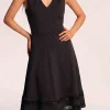 modelo-VESTIDO-NEGRO-DETALLES-ABAJO Vestido Calvin Klein Negro con Ruedo Calado - Talla L