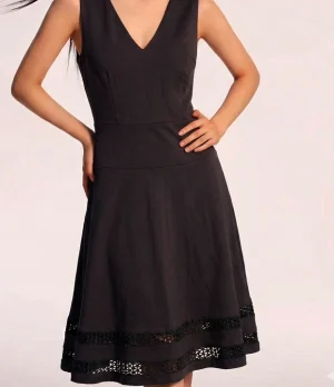 modelo-VESTIDO-NEGRO-DETALLES-ABAJO Vestido Calvin Klein Negro con Ruedo Calado - Talla L