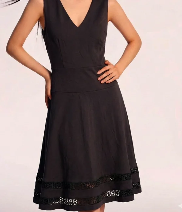 modelo-VESTIDO-NEGRO-DETALLES-ABAJO Vestido Calvin Klein Negro con Ruedo Calado - Talla L