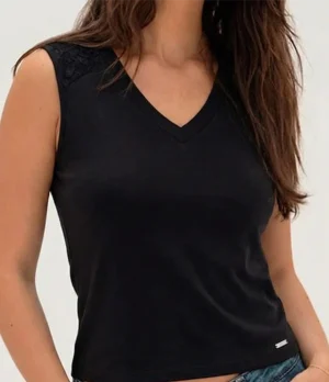 modelo-polera-negra-detalle-hombro Blusa Calvin Klein con Detalles de Encaje - Talla XL